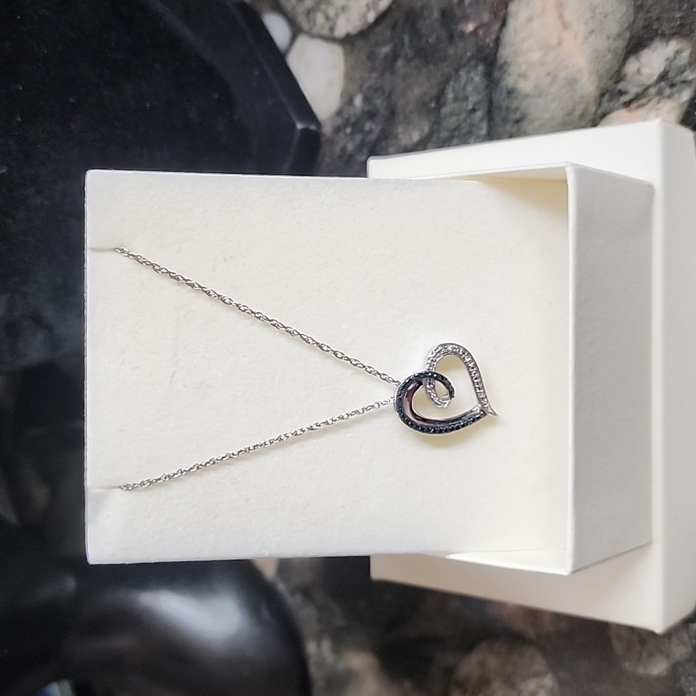 NIB Kay Jewelers Genuine Tuxedo Diamond Heart Necklace